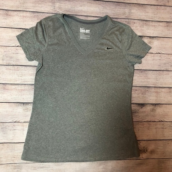 Nike Dry-Fit Grey V-Neck T-Shirt Size L - Picture 1 of 3